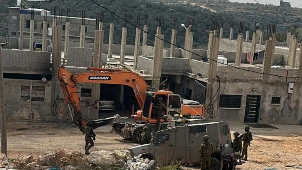 L'armée israélienne saisit un malaxeur et une pompe à béton dans le village de Haris