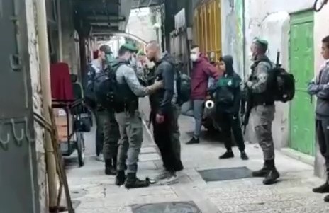 Les forces israéliennes arrêtent deux Palestiniens à Jérusalem occupée