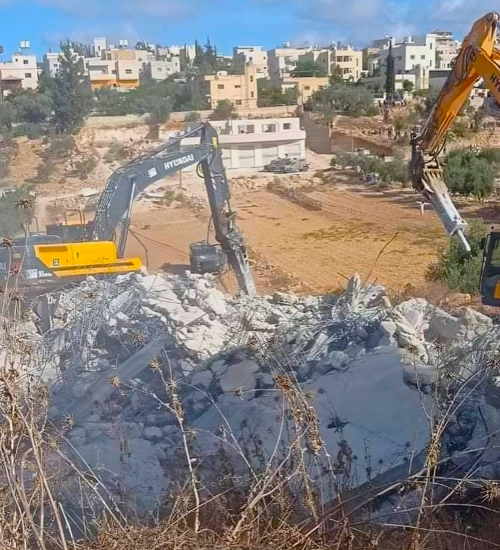 Des bulldozers israéliens détruisent plusieurs structures au sud-ouest d'Hébron