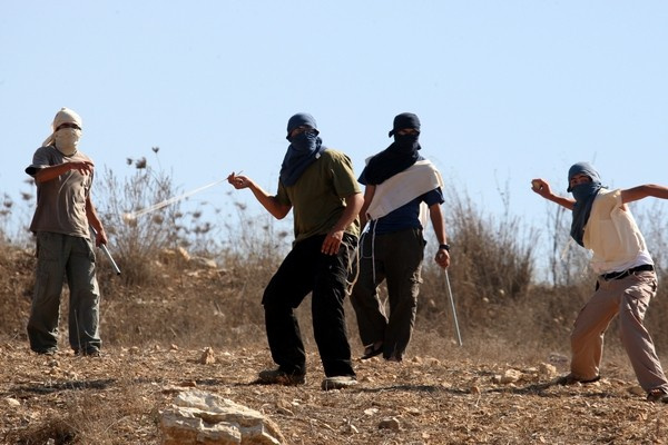  Les colons attaquent les agriculteurs pendant la récolte des olives  à Ramallah