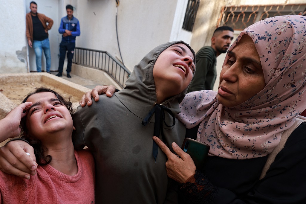 Martyrs et blessés dans le bombardement d'occupation de Deir al-Balah et d'une école abritant des personnes déplacées dans le camp de Bureij