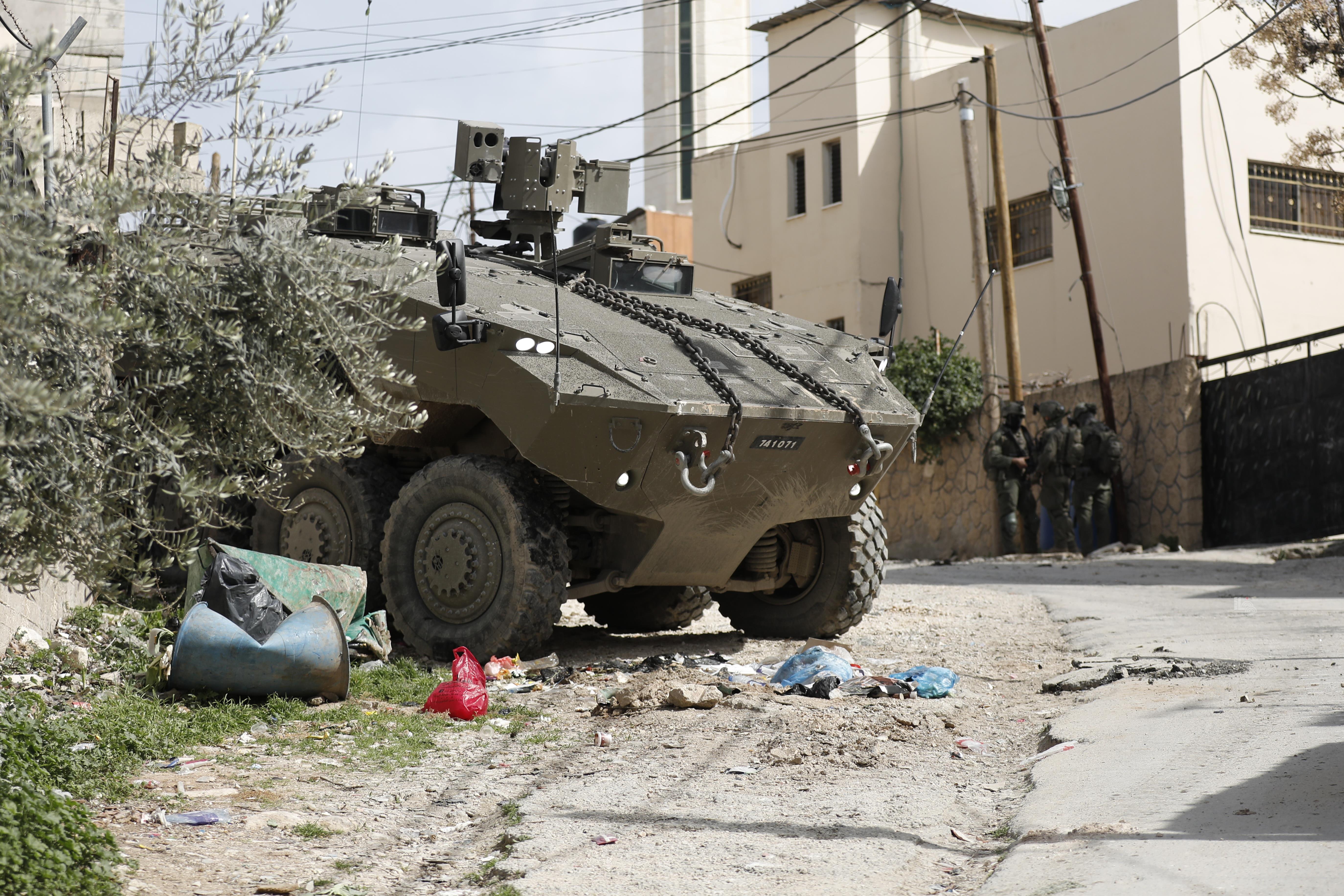 L'occupation évacue des familles de leurs maisons à Al-Jabriyat et les transforme en caserne militaire
