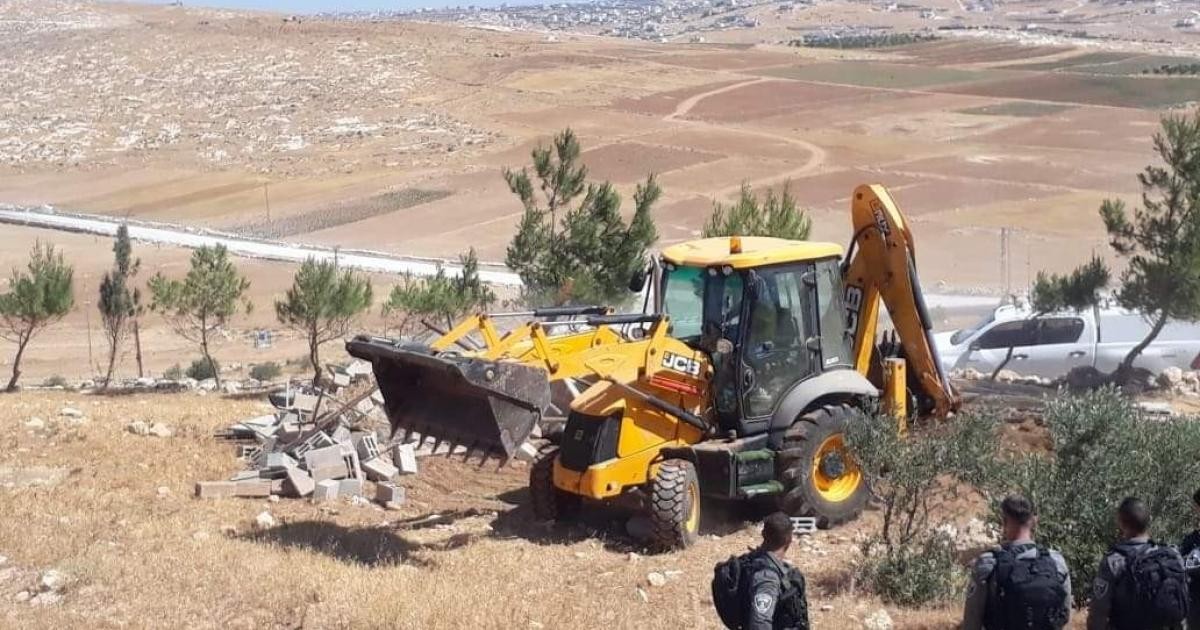 Des colons détruisent une serre agricole au sud d'Hébron