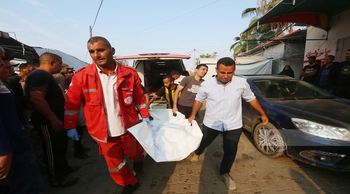 Des victimes dans un bombardement israélien  visant une tente pour personnes déplacées dans le camp de Nuseirat, au centre de Gaza.