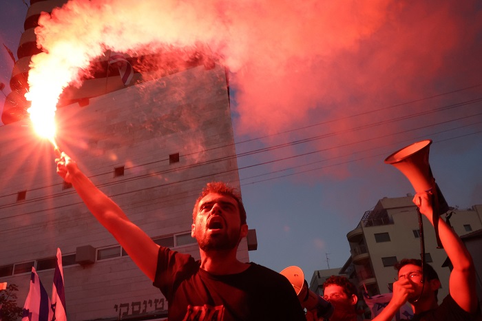 Des milliers d’israéliens manifestent contre  le plan d’affaiblir le pouvoir judiciaire