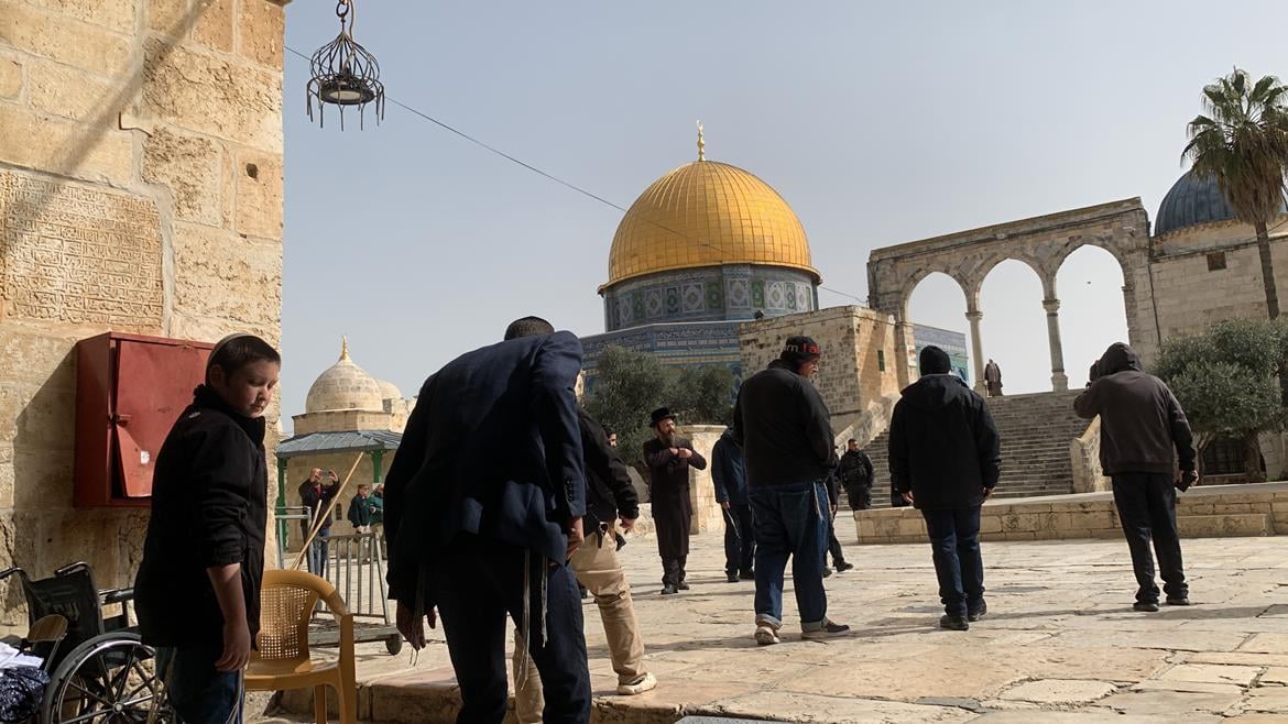 Sécurisés par les policiers d’occupation, des colons profanent la mosquée d’Al-Aqsa