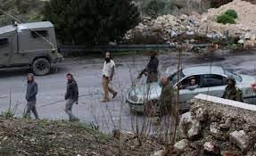 Blessés et incendies de véhicules lors d'une attaque des colonialistes à l'est de Ramallah