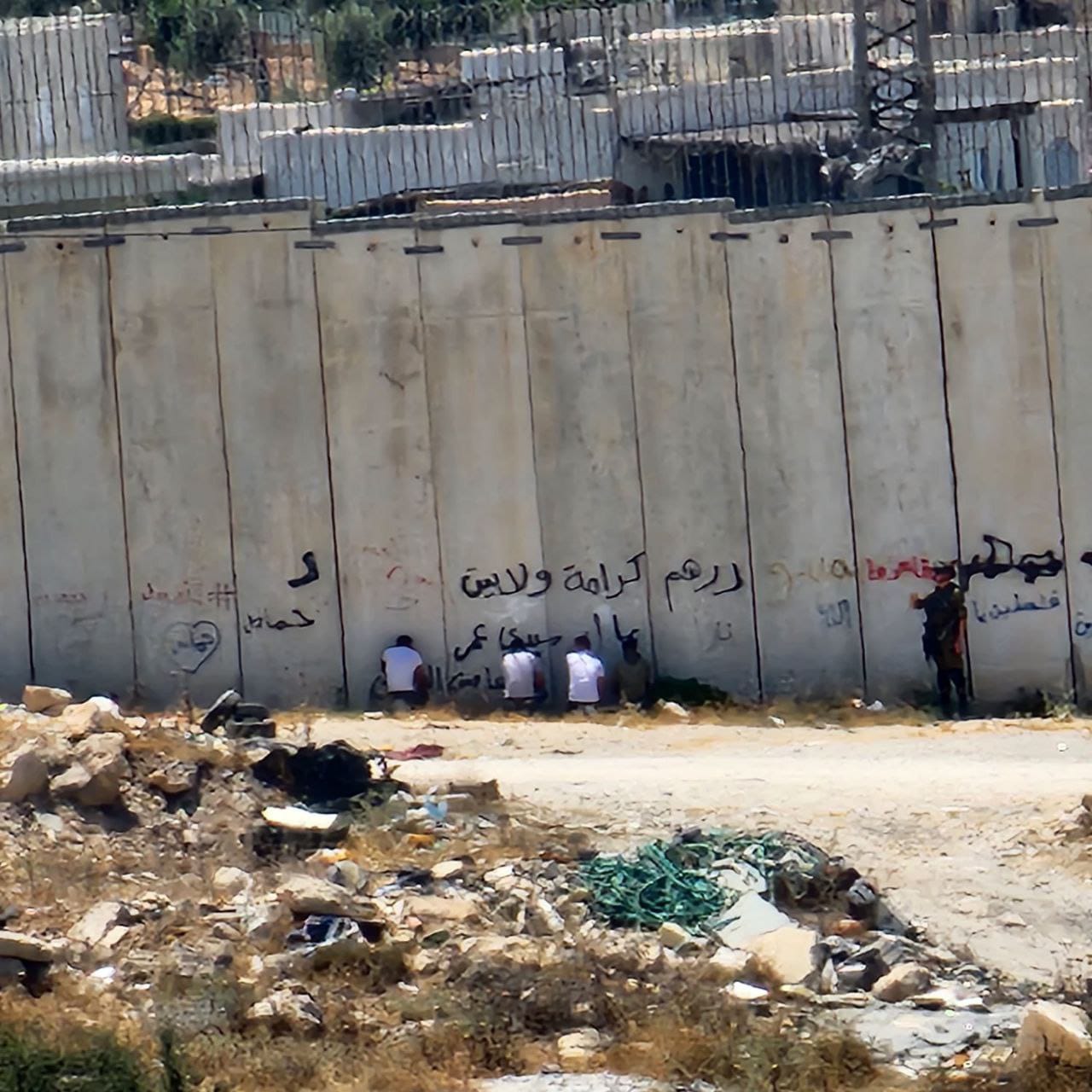 Les forces israliennes d'occupation arrêtent plusieurs citoyens à l'ouest d'Hébron