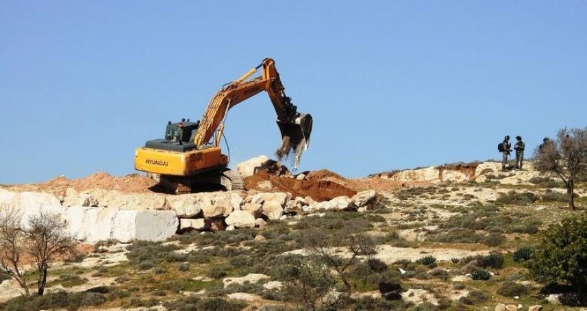 Des colonisateurs israéliens construisent une route coloniale à Masafer Yatta
