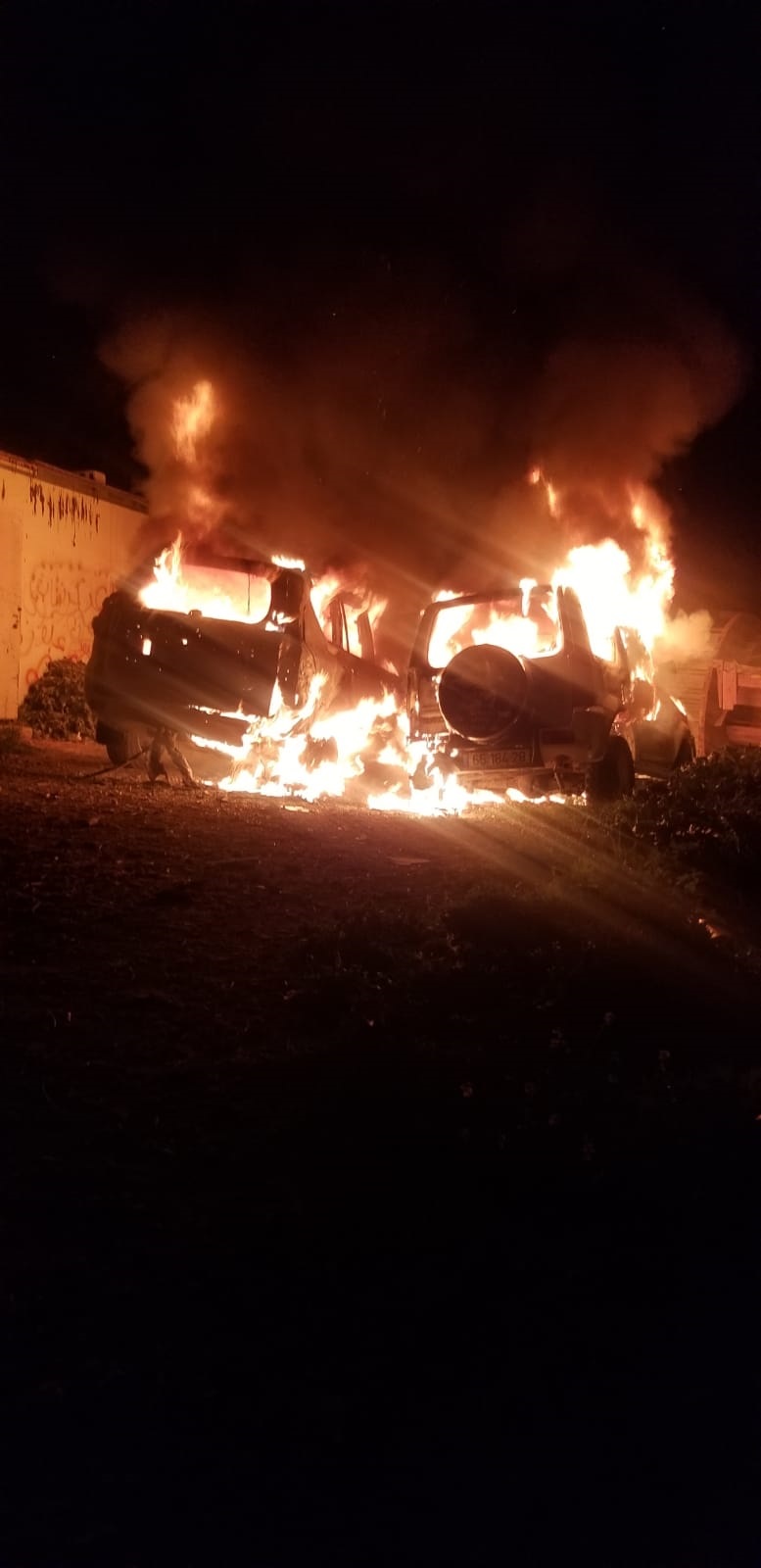 Des colons incendient deux véhicules et griffonnent des slogans racistes à Jérusalem 