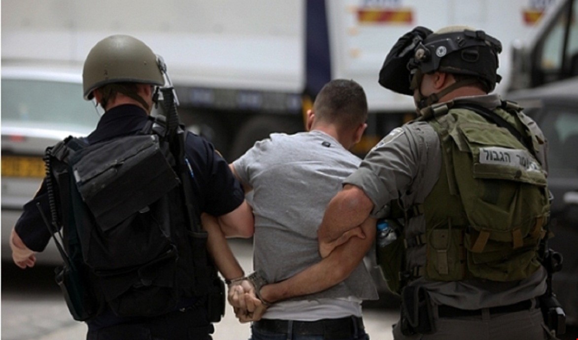 L’armée israélienne arrête 18 Palestiniens et fouille plusieurs maisons à Hébron