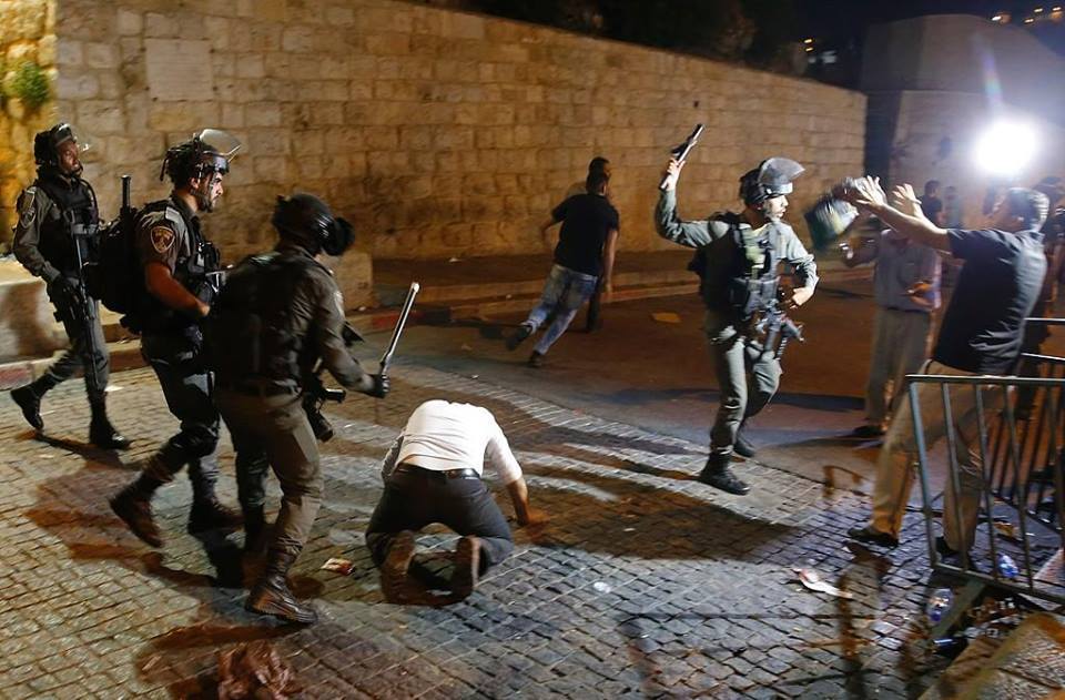 Les forces israéliennes attaquent les fidèles à Jérusalem occupée 