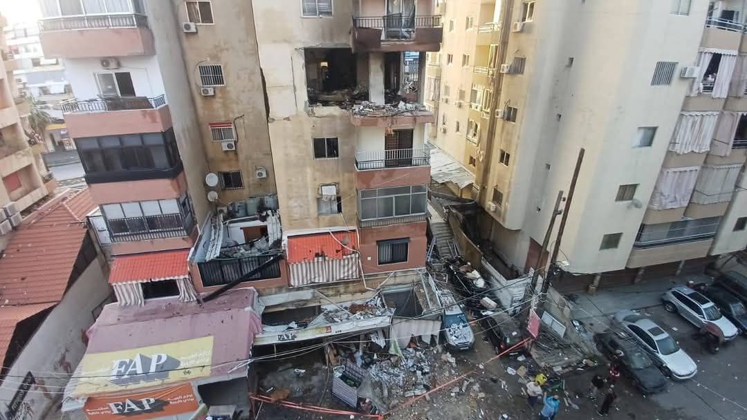 Une frappe aérienne israélienne vise un appartement résidentiel à Saïda, au Liban, faisant trois morts