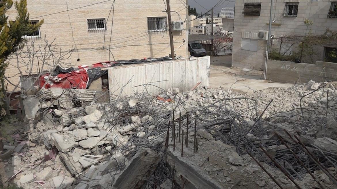 Les autorités d’occupation israéliennes obligent deux familles Palestiniennes à démolir leurs maisons à Jérusalem occupée 