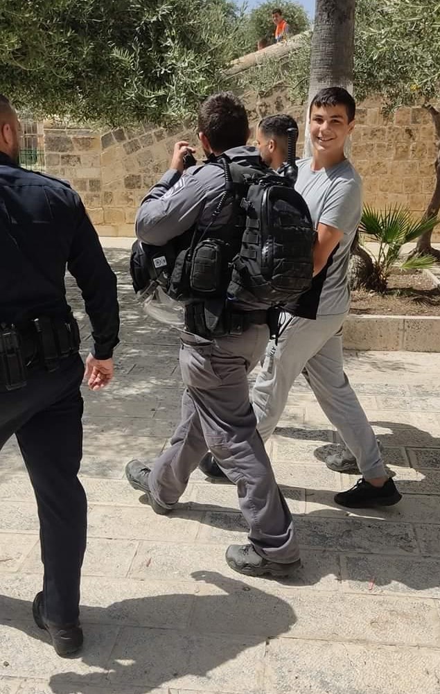 Affrontements corporels avec les forces d'occupation à l'intérieur de la mosquée Al-Aqsa