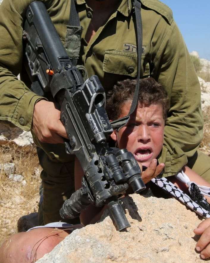 Les forces militaires israéliennes arrêtent un enfant au sud de Naplouse