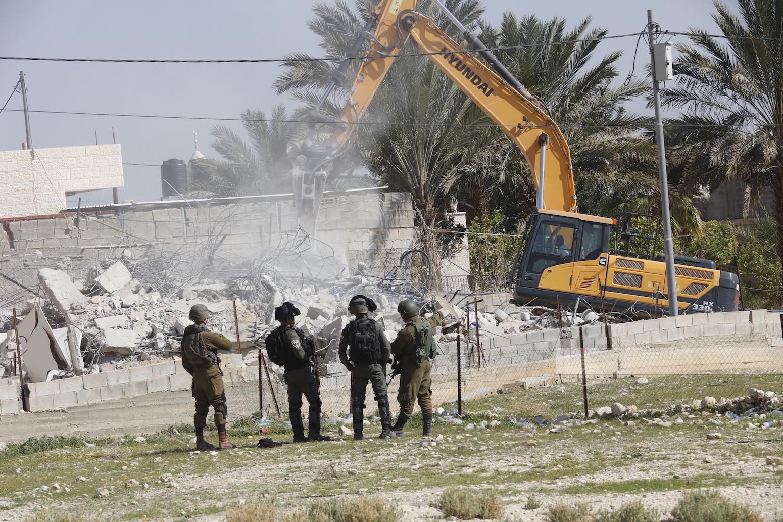 La municipalité d'occupation démolit deux maisons appartenant à des Palestiniens à Jérusalem-Est occupée