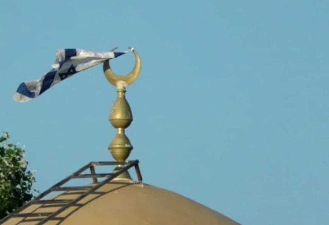 Des colons hissent des drapeaux israéliens sur une mosquée et d’autres prennent d’assaut un village en Cisjordanie 