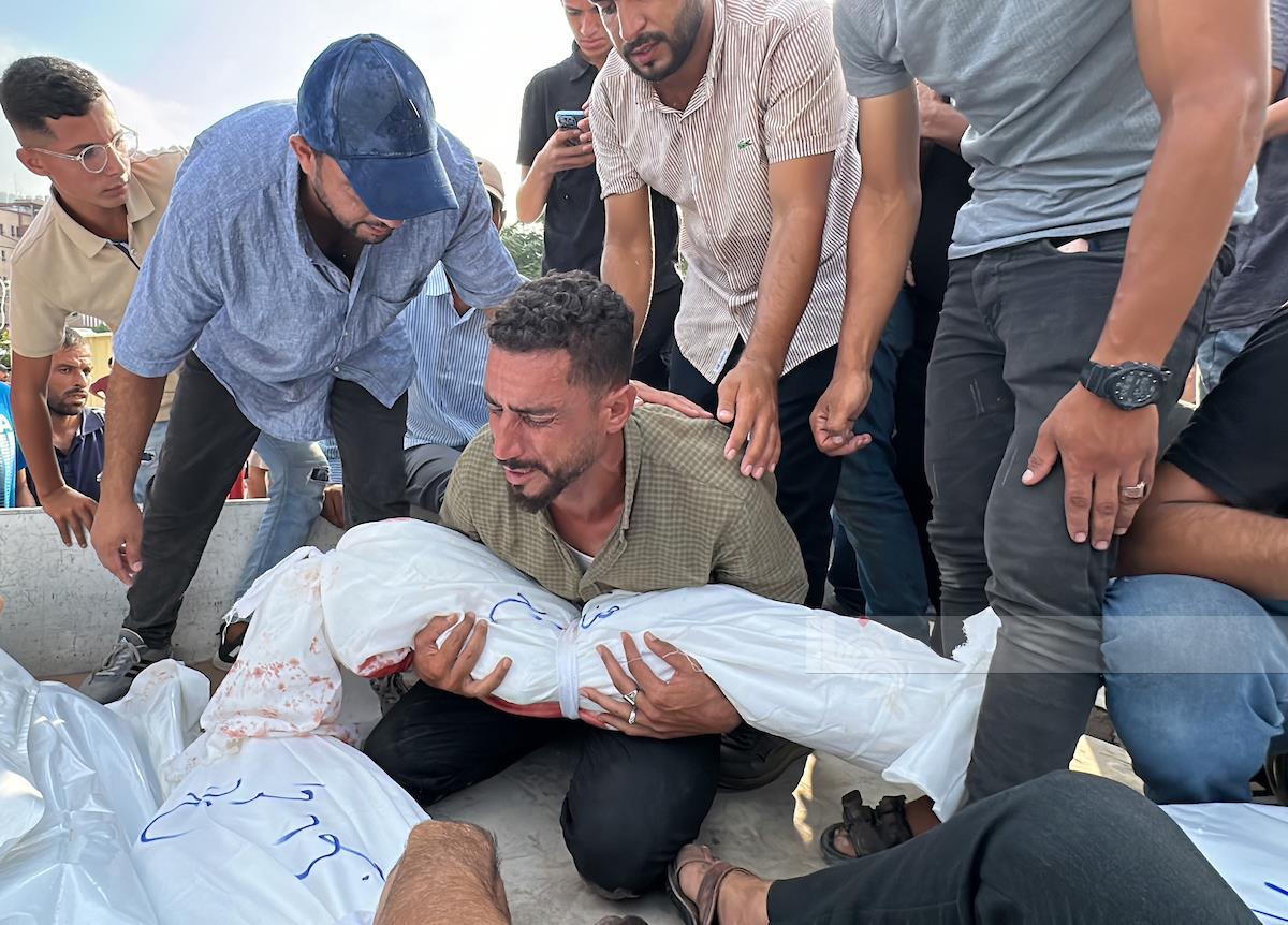 Des victimes dans le bombardement d'une tente pour personnes déplacées au sud de la bande de Gaza.