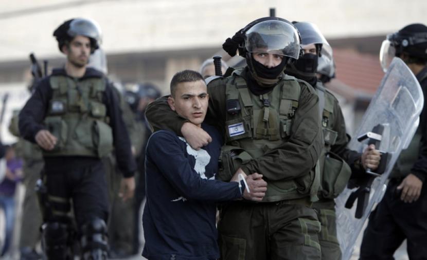 L'armée d'occupation capture au moins 12 citoyens Palestiniens en Cisjordanie