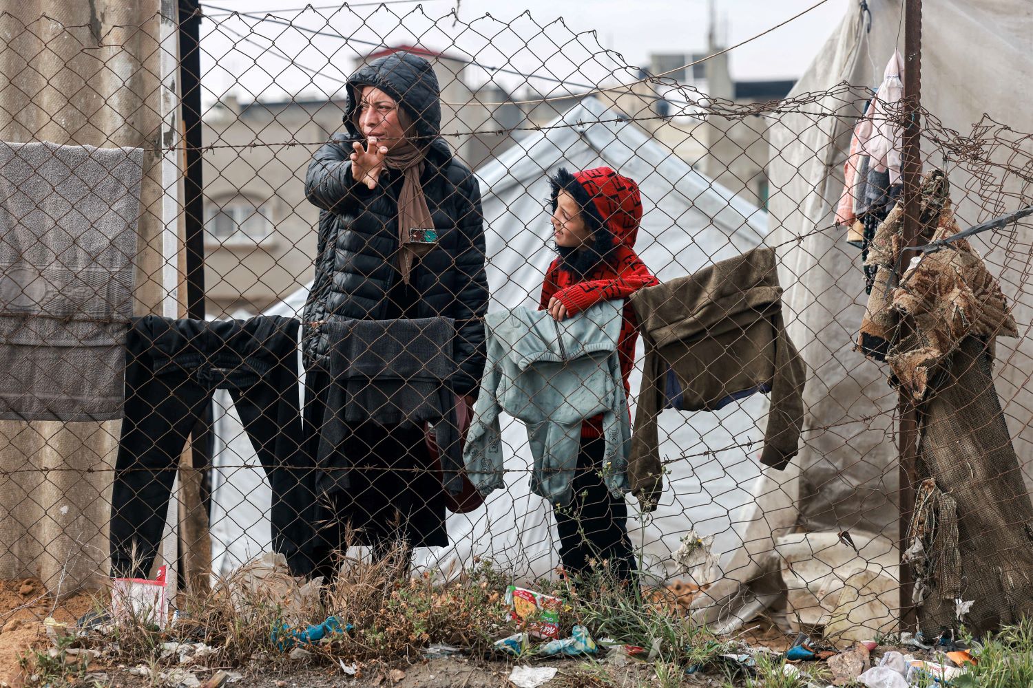 Des centaines de tentes de personnes déplacées se sont noyées à cause de la pluie et des vents violents à Gaza