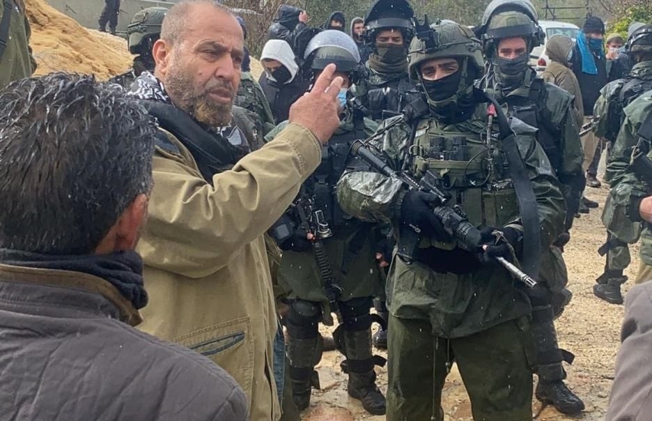 Les forces d’occupation agressent le chef d’un conseil villageois et des élèves à Naplouse