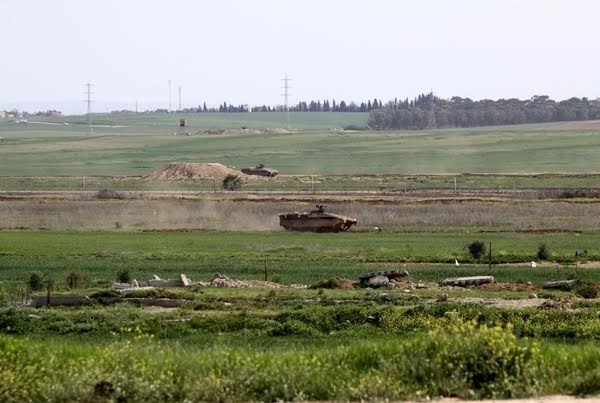 Les véhicules militaires israéliens effectuent des travaux de balayage dans les terres de Palestiniens à khan Younes