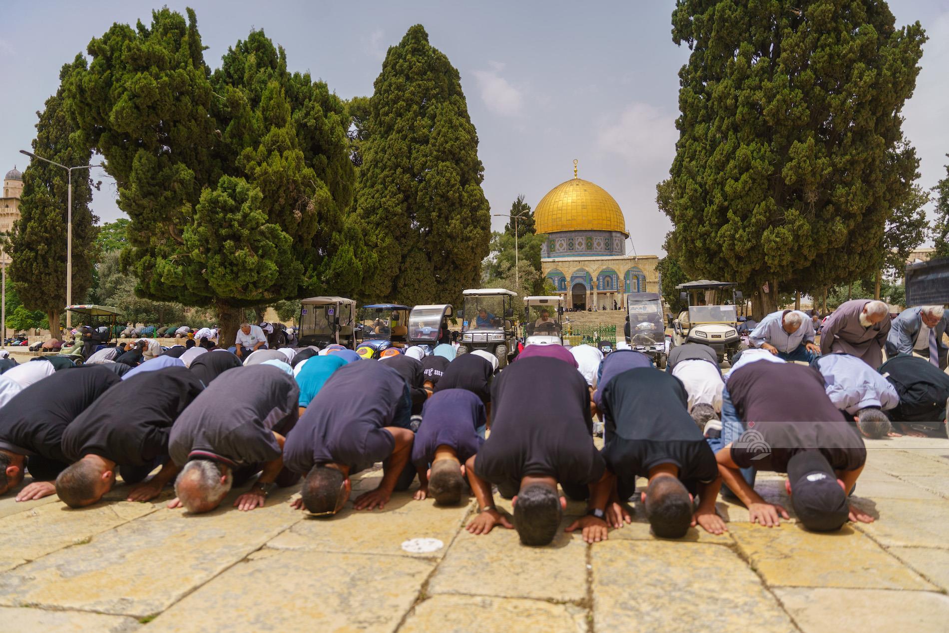 Des dizaines de milliers de fidèles accomplissent la prière du vendredi à Al-Aqsa malgré le renforcement des restrictions israéliennes