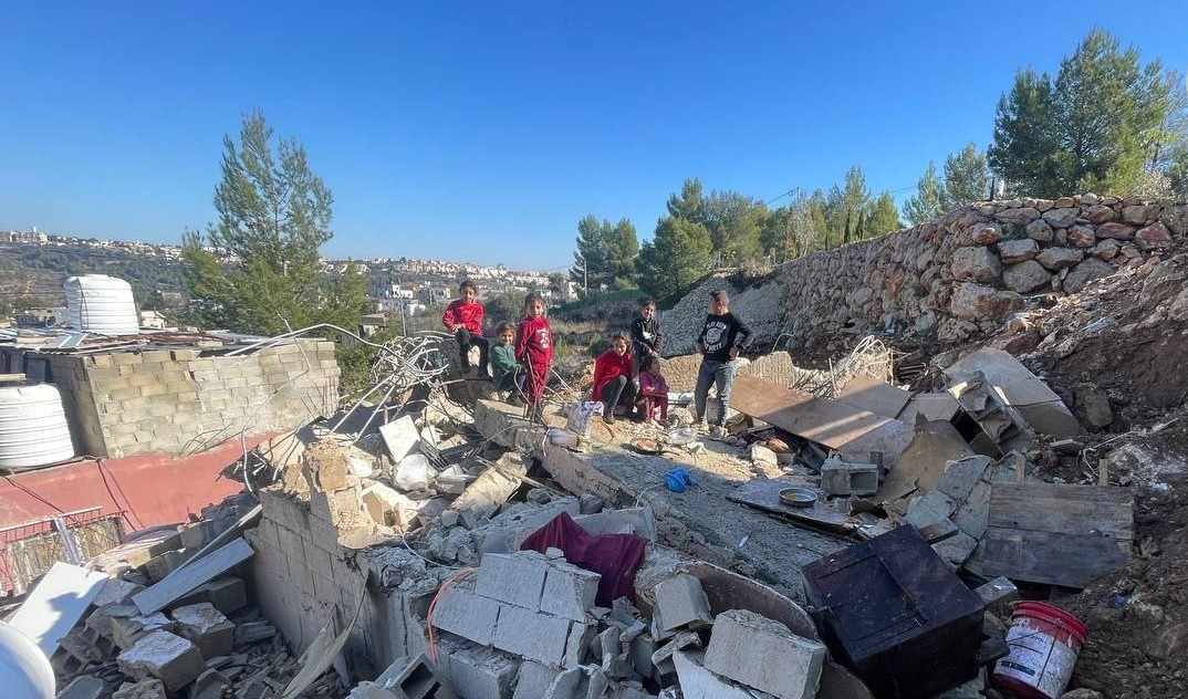 Le bulldozer de l'occupation démolit une maison au nord-ouest de Bethléem