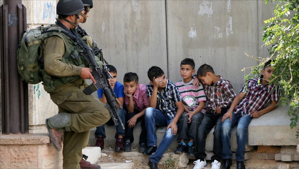 Deux adolescents parmi quatre Palestiniens raflés par l’armée d’occupation en Cisjordanie