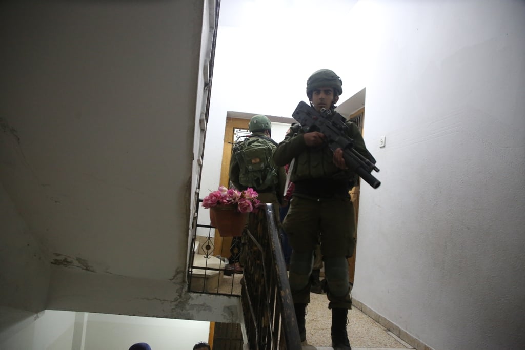 L’armée israélienne arrête un Palestinien et son fils à Hébron