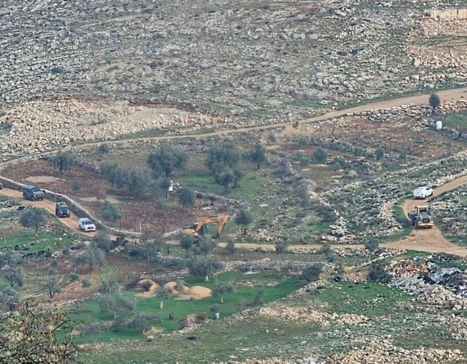L'occupation démolit un local agricole et ferme une décharge à près de Ramallah