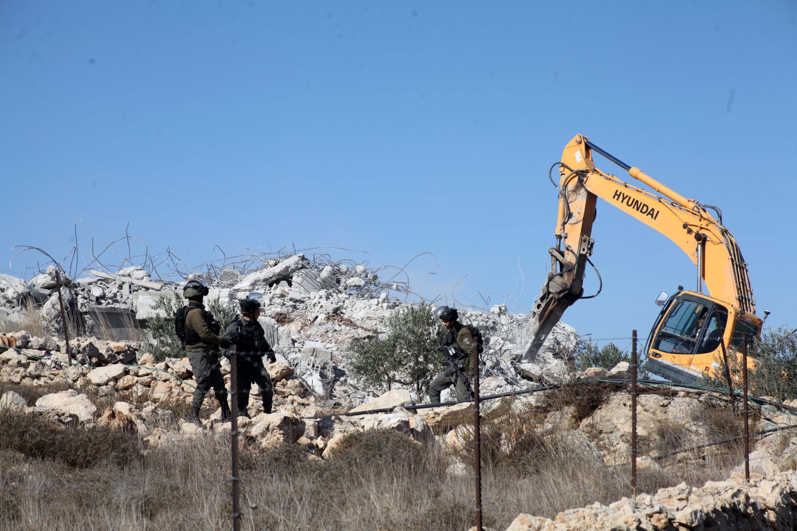 Les bulldozers d'occupation démolissent une maison et un puits d'eau à Hébron 