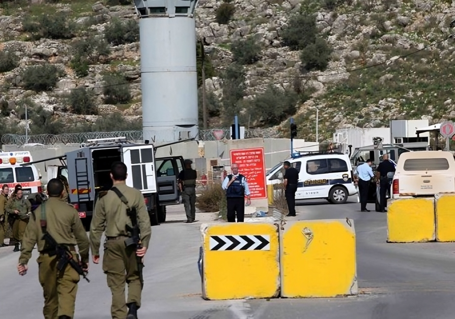 Les forces d'occupation érigent une tour militaire et des caravanes au nord d'Hébron