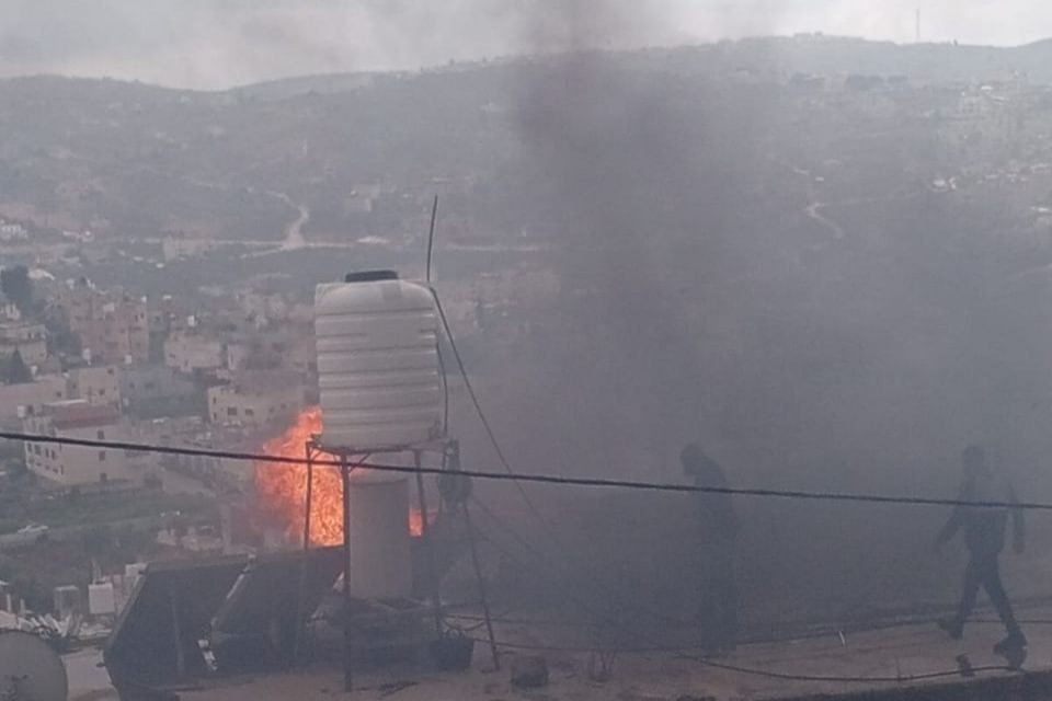 Naplouse : Une maison palestinienne brulée par des tirs de gaz des forces de l’occupation