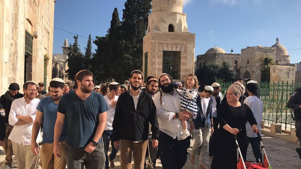 Des colons juifs prennent d’assaut la mosquée Al-Aqsa