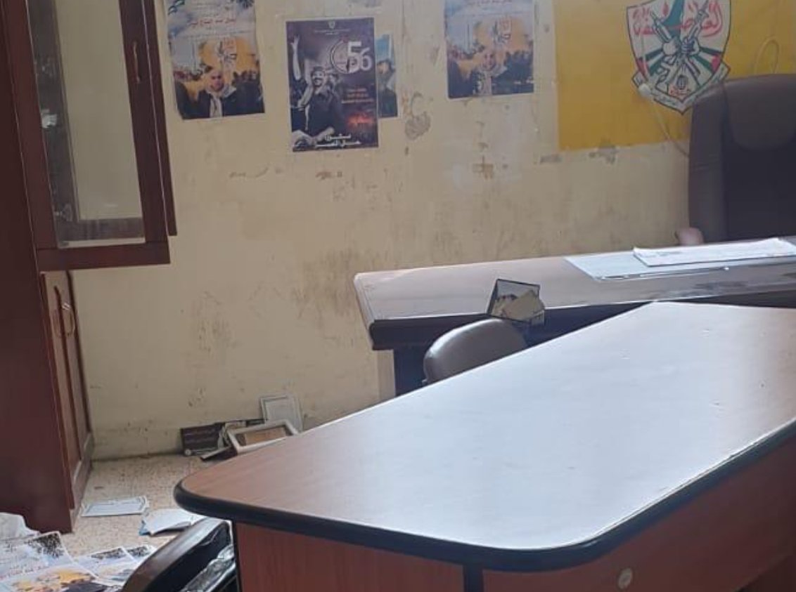 Les forces de l’occupation envahissent et saccagent le bureau de Fatah à Tulkarem 