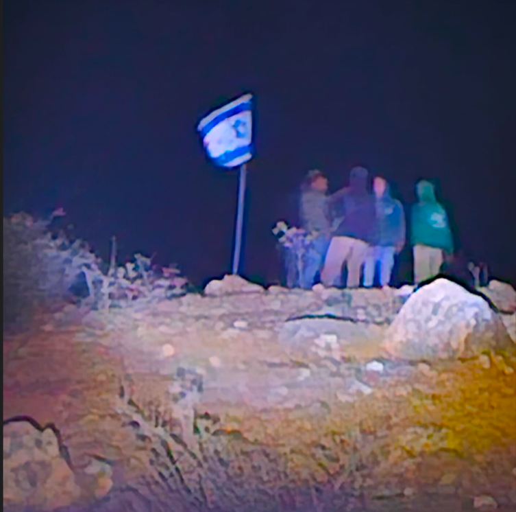 Des colons israéliens hissent des drapeaux israéliens près des tentes des palestiniens dans la vallée du Jourdain