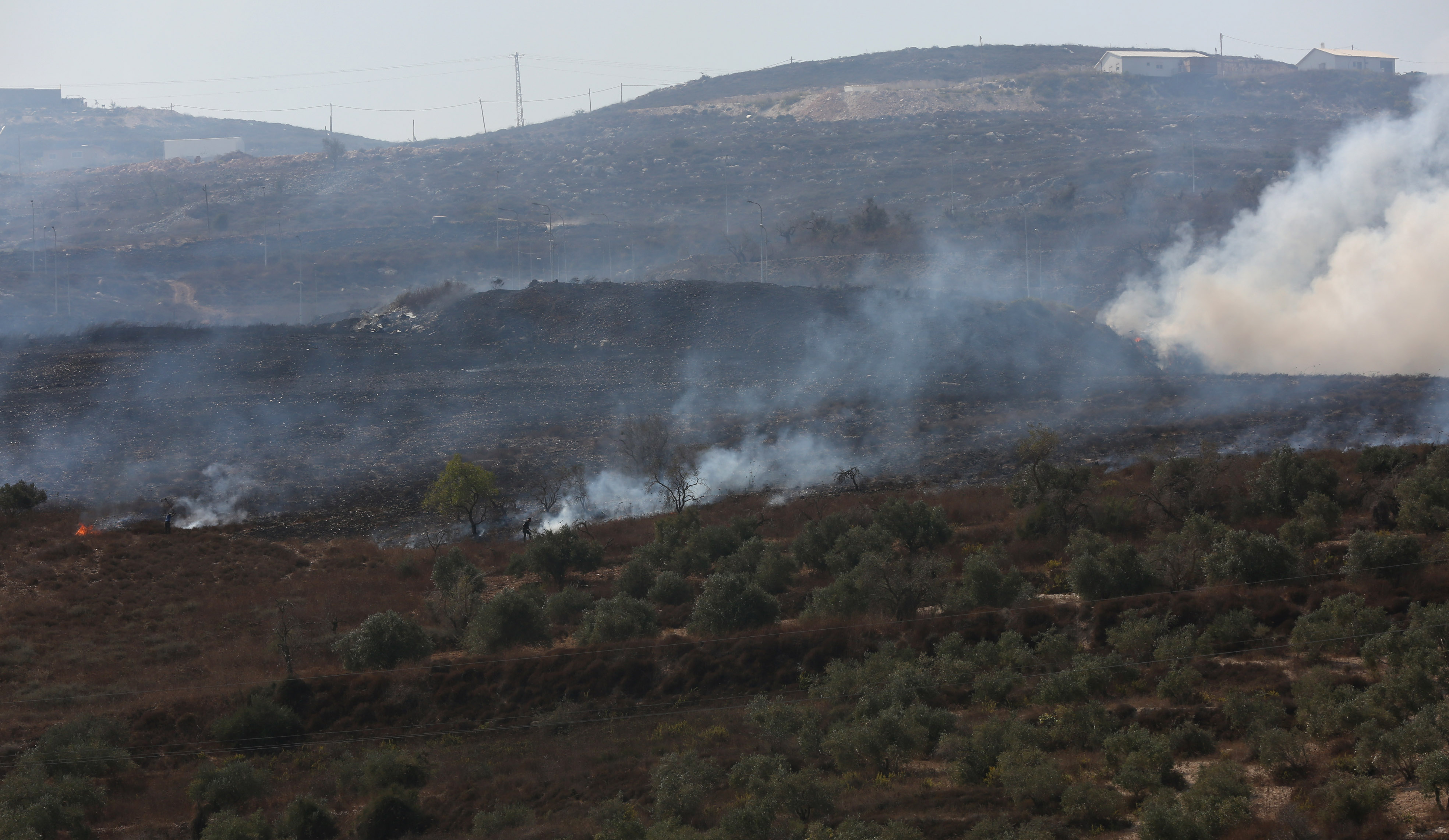 Des colons israéliens mettent le feu à des terres agricoles près de Naplouse