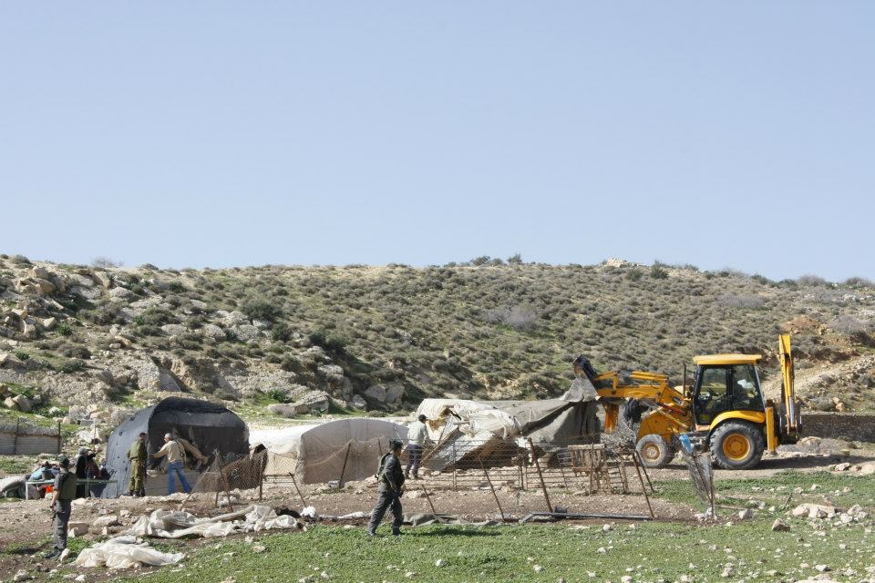 Des colons israéliens ravagent les restes de tentes saisies dans le nord de la vallée du Jourdain