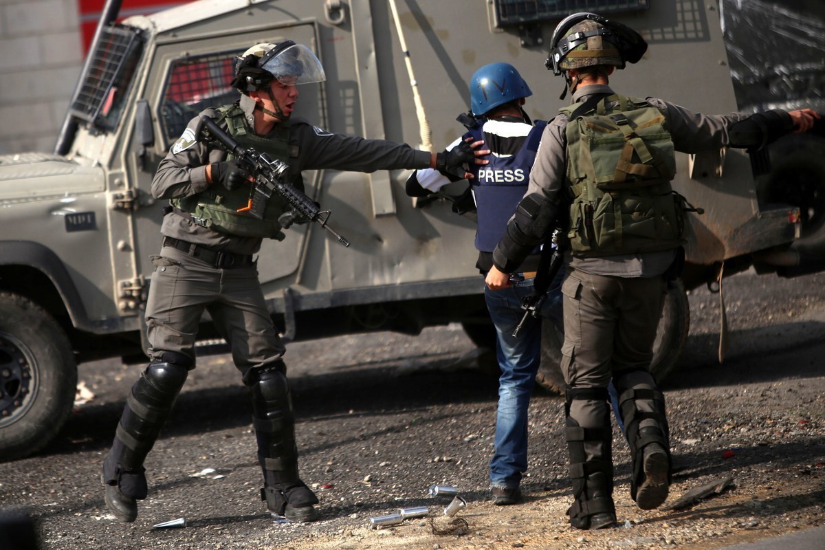Un journaliste blessé par les tirs des forces israéliennes et des dizaines de citoyens étouffés à Ramallah