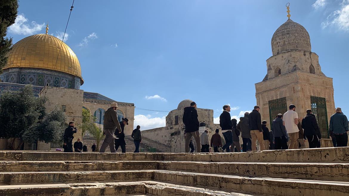 Des colonisateurs israéliens, gardés par les policiers d’occupation, s’introduisent dans la mosquée d’Al-Aqsa