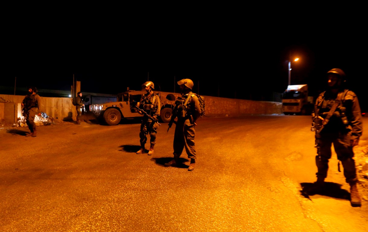 L'occupation israélienne arrête un ex-prisonnier après avoir assiégé une maison près de Ramallah