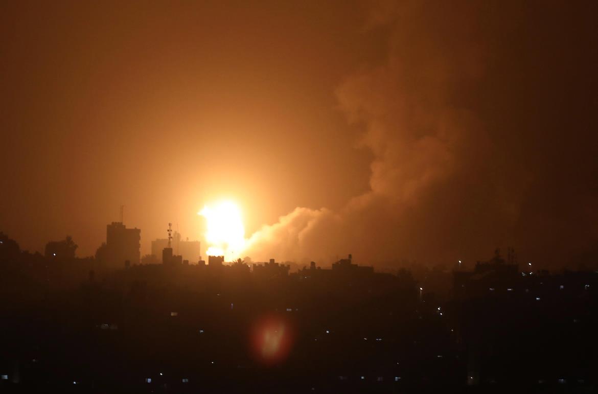 Les avions de combat israéliens bombardent une region à Khan Younis