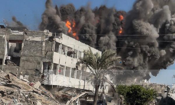 Trois palestiniens abattus dans une frappe aérienne israélienne visant une tente des déplacés à Gaza