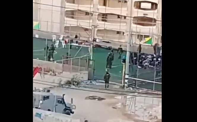 Des soldats de l'occupation israélienne détiennent des dizaines de citoyens et les soumettent à des interrogatoires sur le terrain à Beit Ummar.