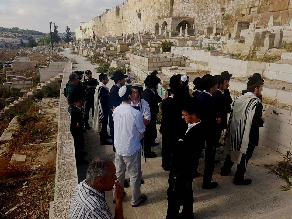 Des colons juifs prennent d’assaut  le cimetière de Bab al-Rahma à Jérusalem occupée