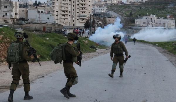 Les forces d’occupation israéliennes blessent plusieurs Palestiniens lors d’affrontements près de Naplouse 