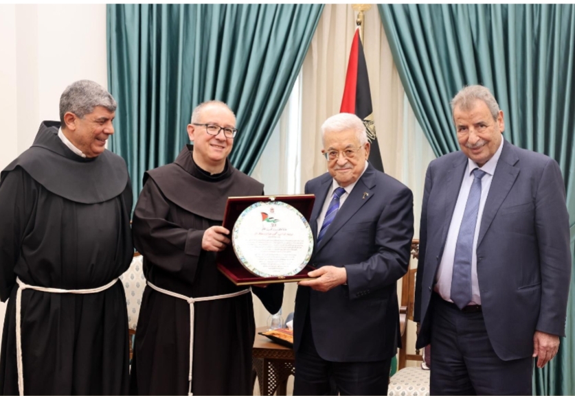 Le président reçoit une invitation à assister à la messe de Noël