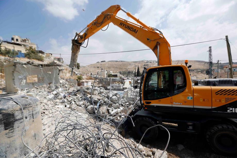 Des bâtiments démolis et des véhicules dévastés par l'occupation à Ramallah et dans la vallée du Jourdain 